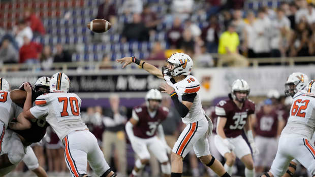 Iowa high school football: Valley stunned rival Dowling in final minute of the Iowa Class 5A semifinal with 2-point conversion to secure a 22-21 victory in Cedar Falls on November 11, 2022 and advance to the state championship.